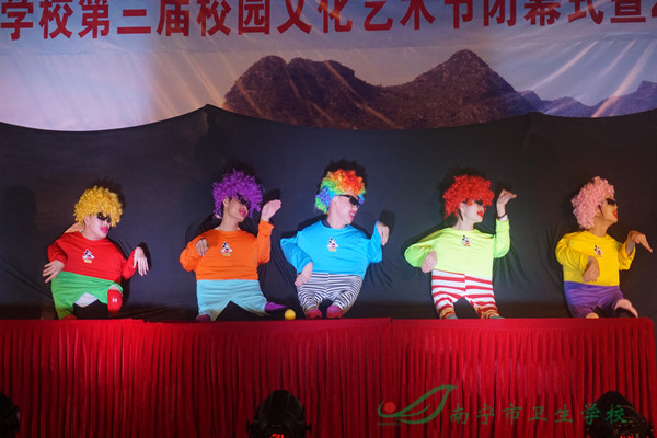 1484412546545255.jpg 2.15农3同学表演节目《小人舞》.jpg