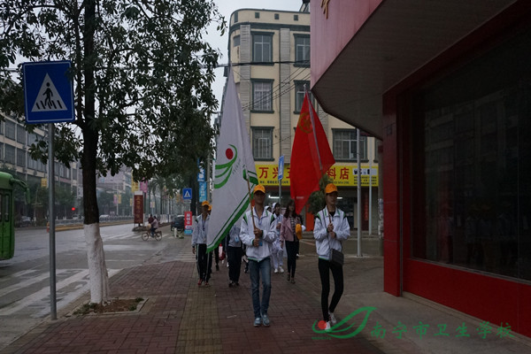 1488886480142693.jpg 1.小雷锋们挥着旗子从学校出发.jpg