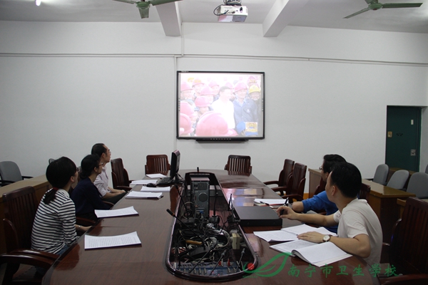 1494388910532346.jpg 2.支部党员观看新闻报道视频.JPG